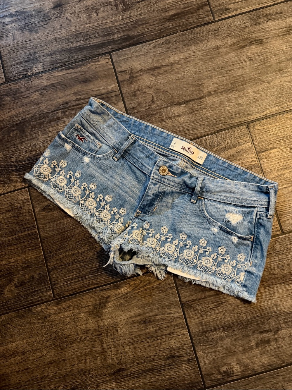 HOLLISTER Y2k low rise Cut Off Micro Mini Jean shorts Sz 9/29
Embroidered